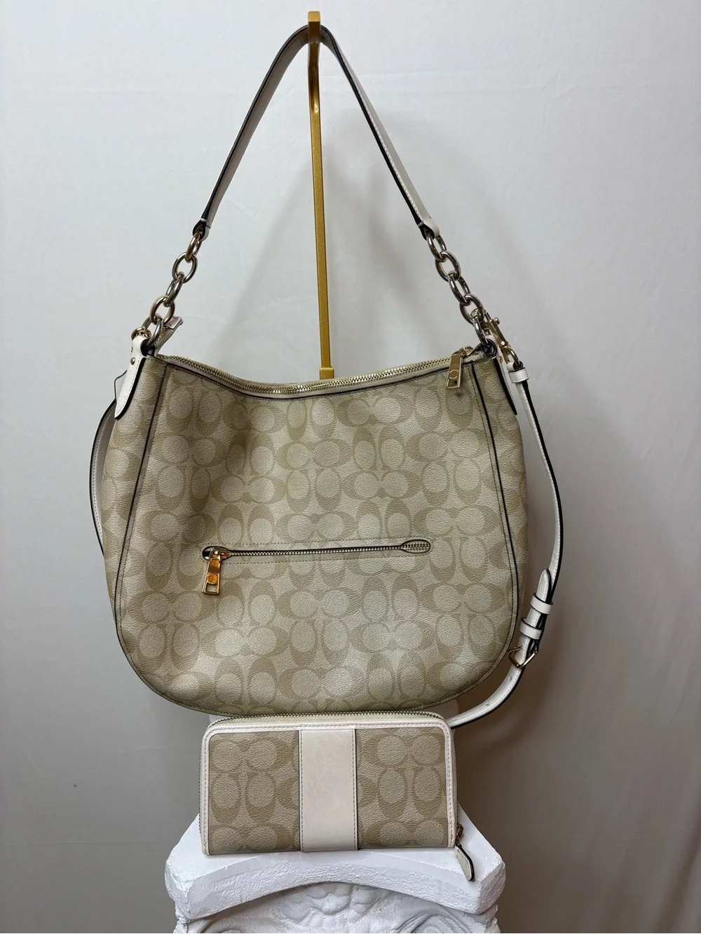 Coach Beige Signature Canvas Shoulder Bag with White Trim and Matching Wallet - Picture 9 of 16